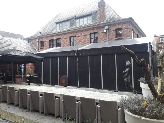 Zwarte aluhal + houten panelen 10 meter breed (lengte per 5 meter)