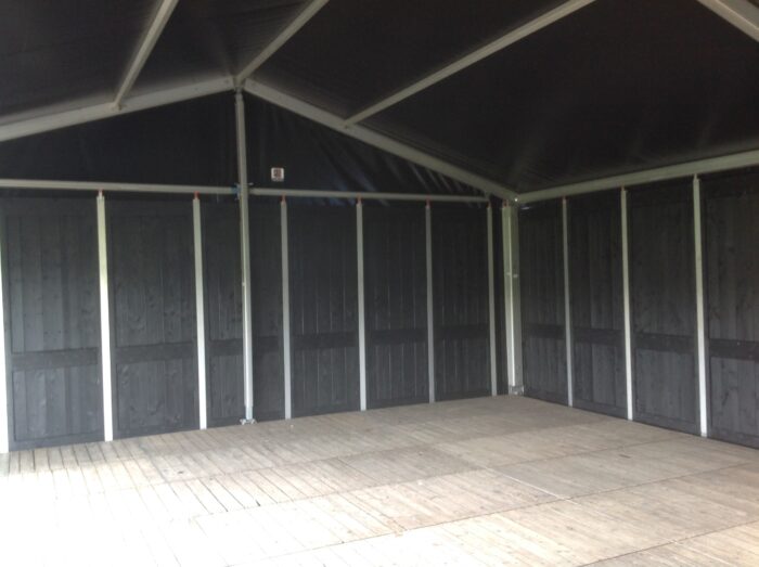 Zwarte aluhal + houten panelen 5,5 meter breed (lengte per 5 meter) - Afbeelding 3